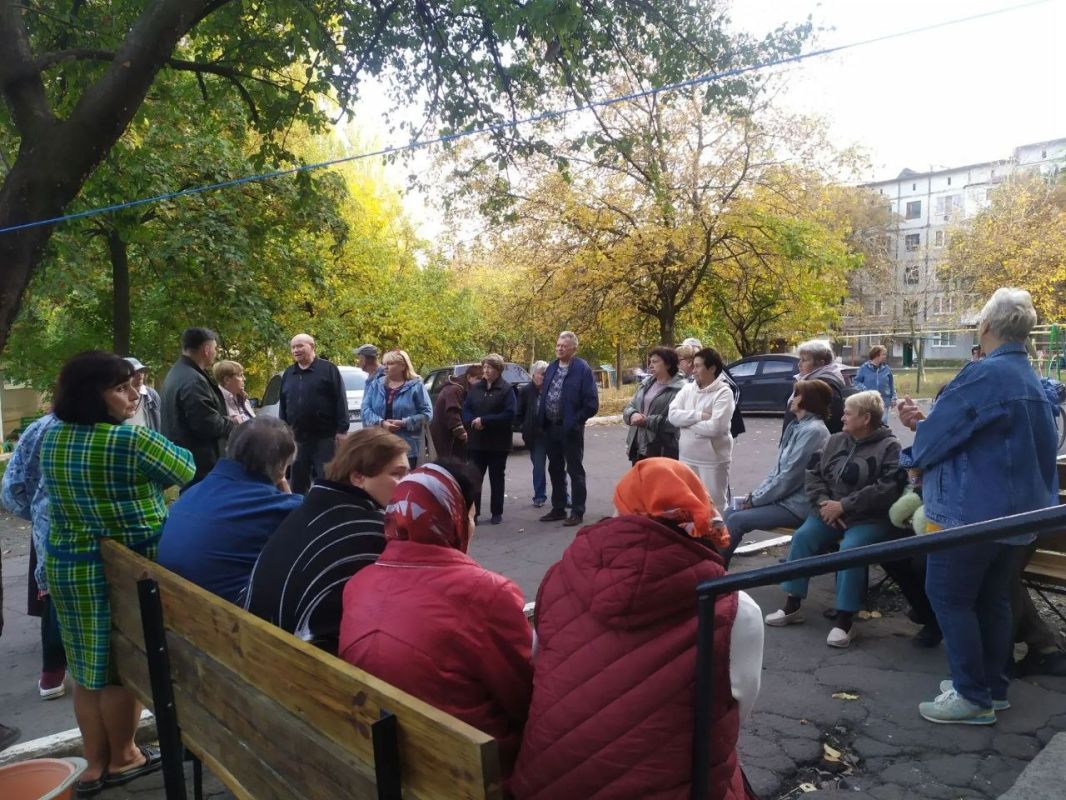 14 октября Глава муниципального образования городской округ Торез Артём Чесноков провёл встречу с населением по адресу: квартал "Г", дом 9 14 октября Глава муниципального образования городской округ Торез Артём Чесноков провёл встречу с населением по адресу: квартал "Г", дом 9