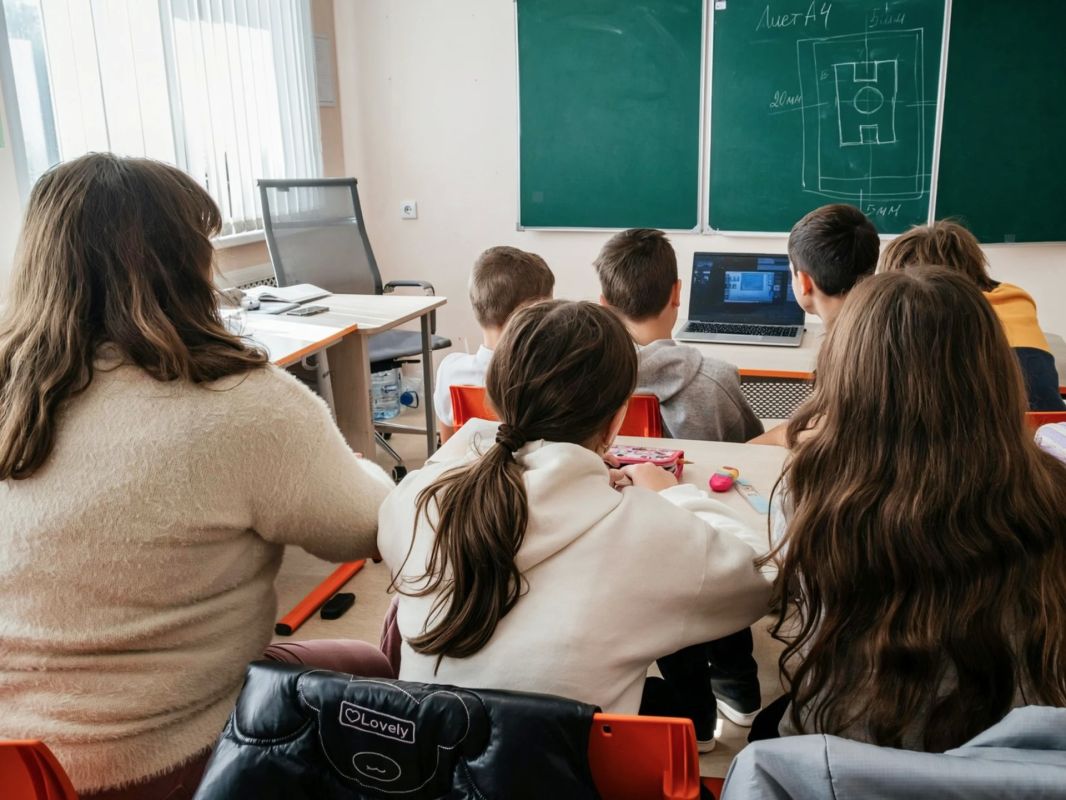 Представители ЯНАО провели для детей из Волновахи образовательное онлайн-занятие по мультипликации Представители ЯНАО провели для детей из Волновахи образовательное онлайн-занятие по мультипликации