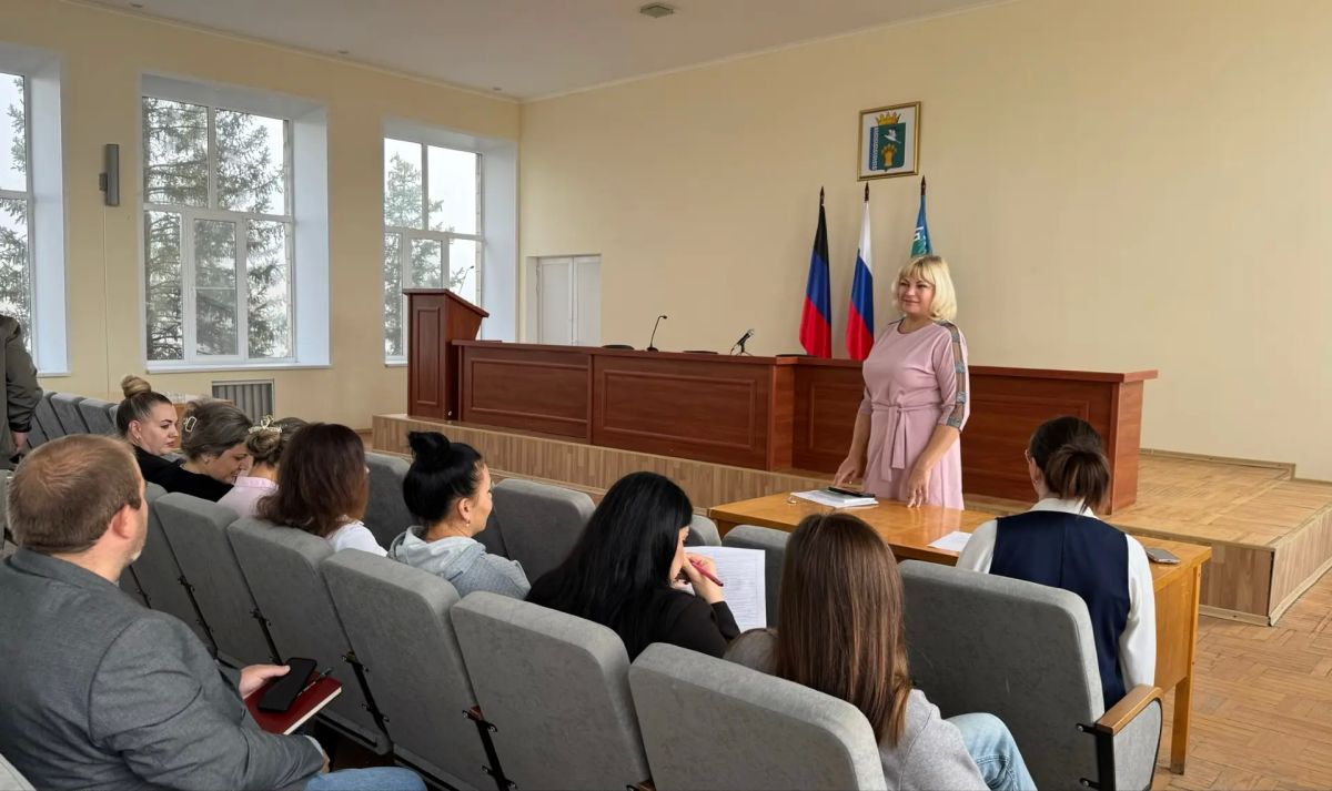 Управляющий делами администрации Наталья Паршина провела встречу с жителями пгт Мангуш