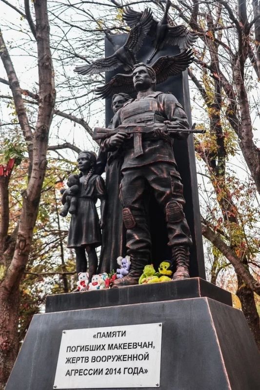Активисты «Движения первых» высадили красные клёны в память о погибших макеевчанах Активисты «Движения первых» высадили красные клёны в память о погибших макеевчанах