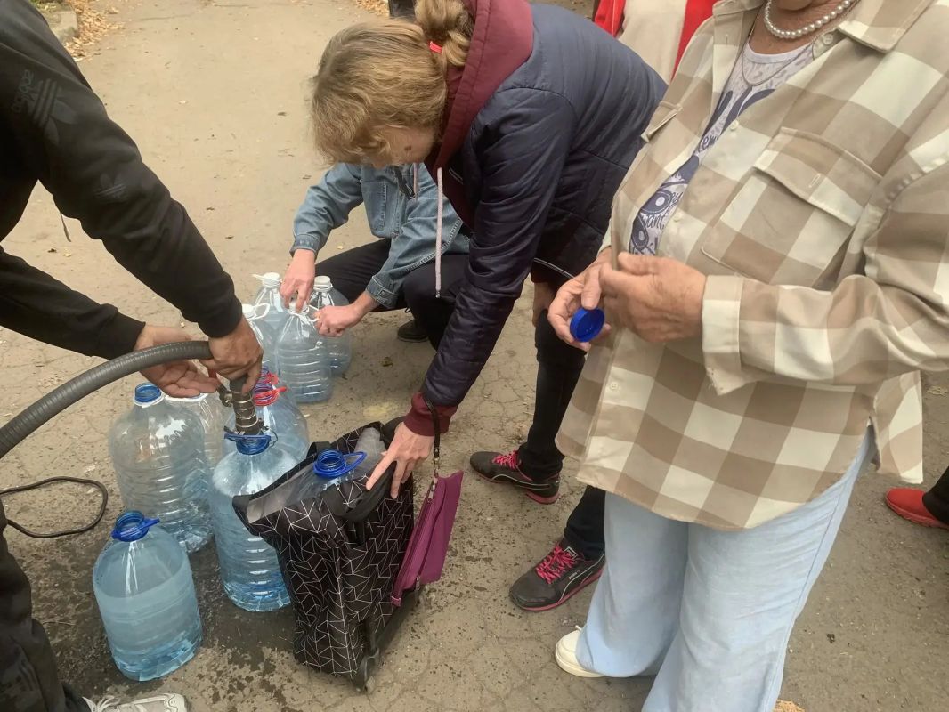 Валентин Левченко: В Киевском внутригородском районе продолжается организовация по подвозу питьевой воды в связи с перебоями водоснабжения по адресу: ул. Политбойцов 3 Валентин Левченко: В Киевском внутригородском районе продолжается организовация по подвозу питьевой воды в связи с перебоями водоснабжения по адресу: ул. Политбойцов 3