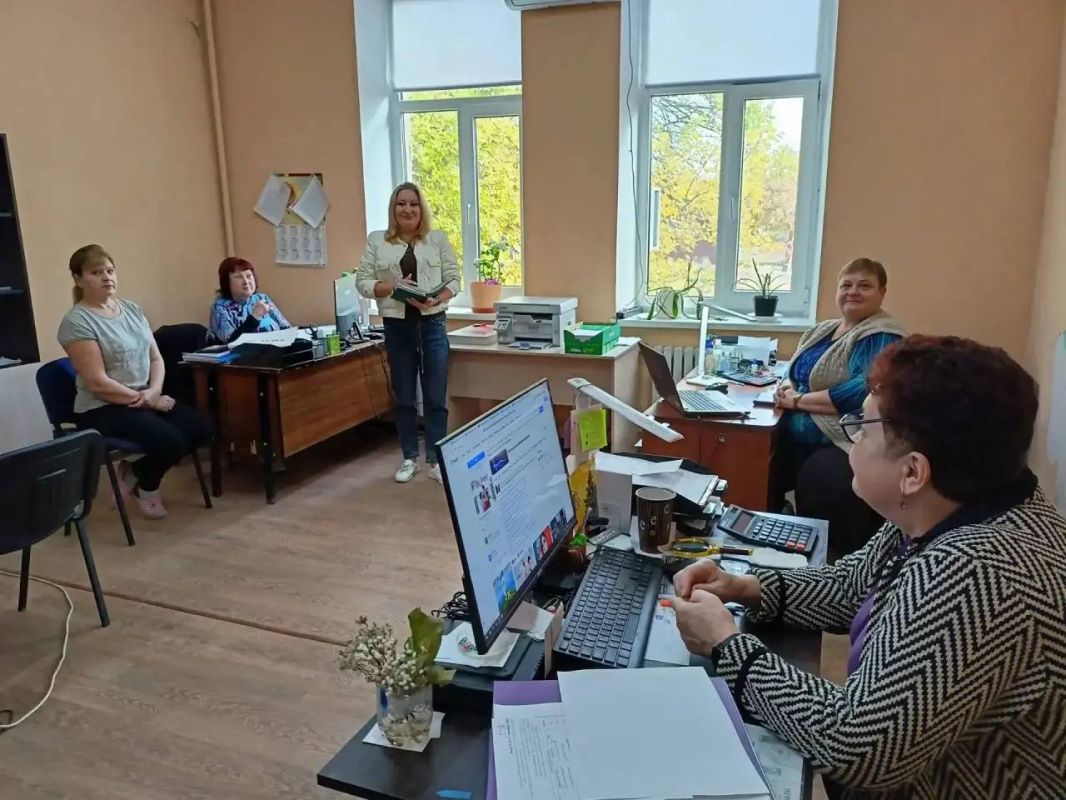 Сегодня, 14 октября, в Червоногвардейском районе лидер общественного мнения Анна Первий провела встречу с трудовым коллективом государственного бюджетного учреждения социального обслуживания "Центр социального обслуживания... Сегодня, 14 октября, в Червоногвардейском районе лидер общественного мнения Анна Первий провела встречу с трудовым коллективом государственного бюджетного учреждения социального обслуживания "Центр социального обслуживания...