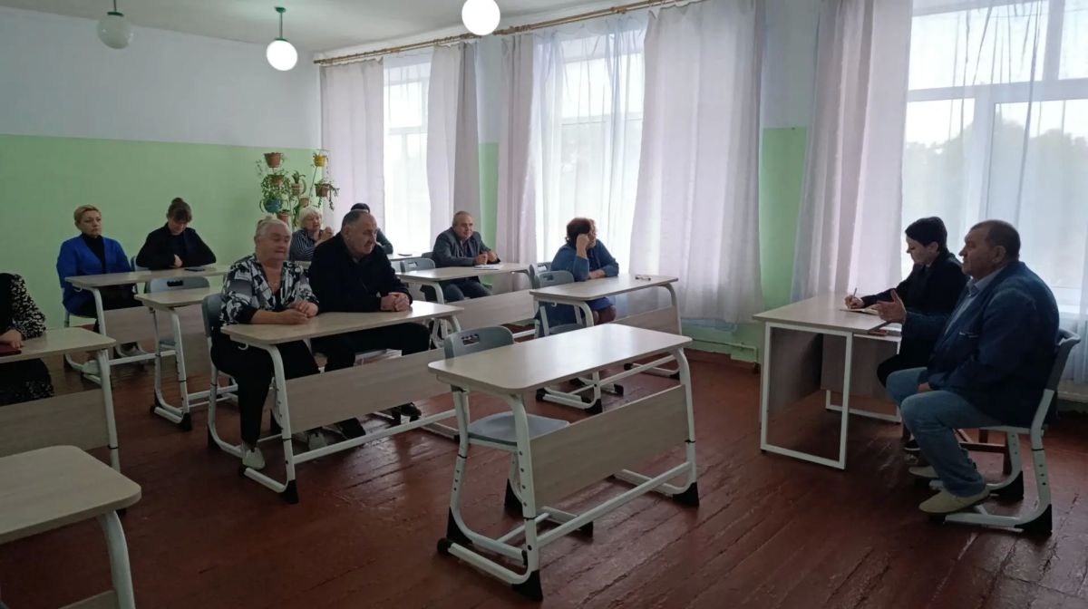 Управляющий делами Администрации Евгения Биатова встретилась с трудовым коллективом ГБОУ "Солнцевская школа Старобешевского МО" Управляющий делами Администрации Евгения Биатова встретилась с трудовым коллективом ГБОУ "Солнцевская школа Старобешевского МО"