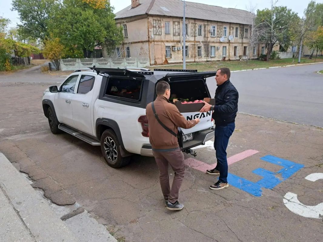 Депутаты Народного Совета ДНР доставили яблоки в социальные учреждения и ПВР Шахтерского округа Депутаты Народного Совета ДНР доставили яблоки в социальные учреждения и ПВР Шахтерского округа