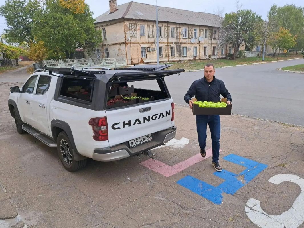 Депутаты Народного Совета ДНР доставили яблоки в социальные учреждения и ПВР Шахтерского округа Депутаты Народного Совета ДНР доставили яблоки в социальные учреждения и ПВР Шахтерского округа