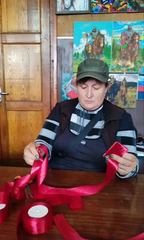 Арт-терапия в действии. 3, 5 и 9 октября в Камышеватском СДК прошли мастер-классы на базе клуба декоративно-прикладного искусства «Золотые ручки» по изготовлению цветов из атласной ленты