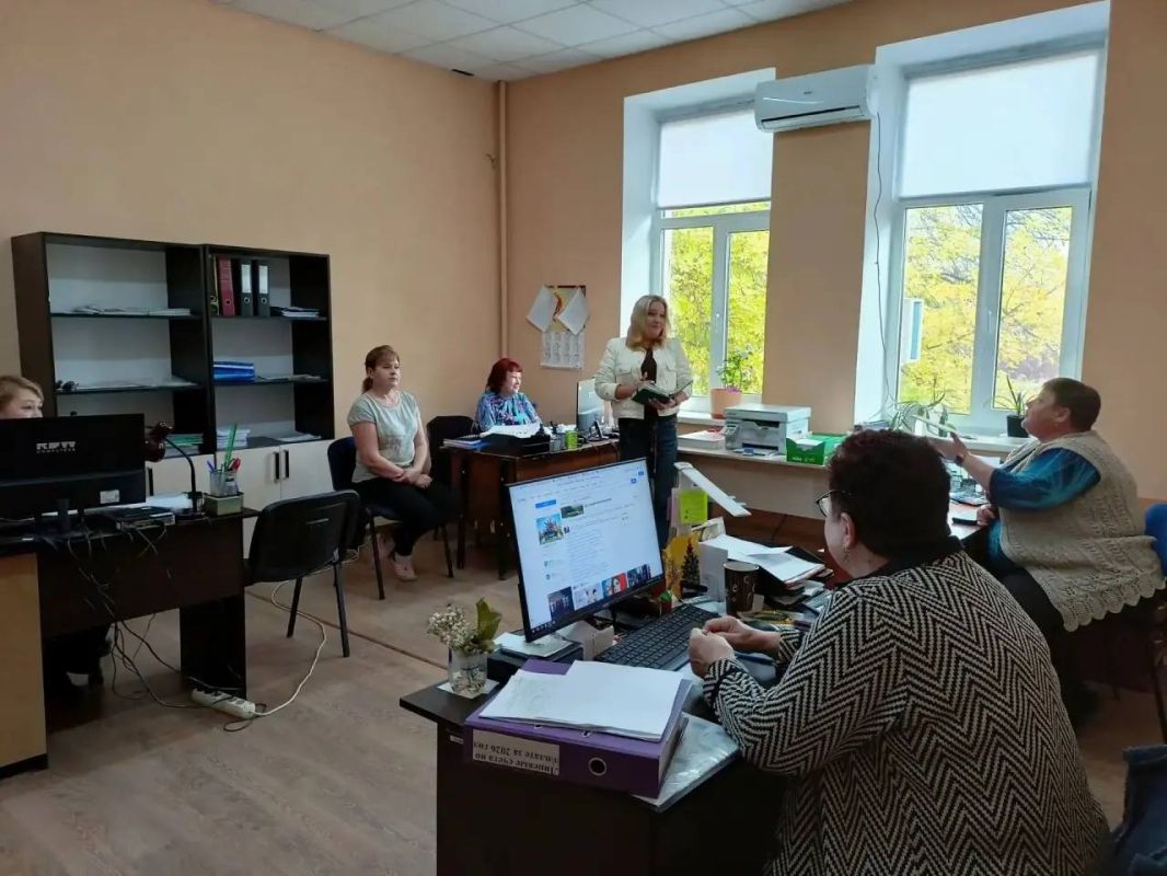 Сегодня, 14 октября, в Червоногвардейском районе лидер общественного мнения Анна Первий провела встречу с трудовым коллективом государственного бюджетного учреждения социального обслуживания "Центр социального обслуживания... Сегодня, 14 октября, в Червоногвардейском районе лидер общественного мнения Анна Первий провела встречу с трудовым коллективом государственного бюджетного учреждения социального обслуживания "Центр социального обслуживания...