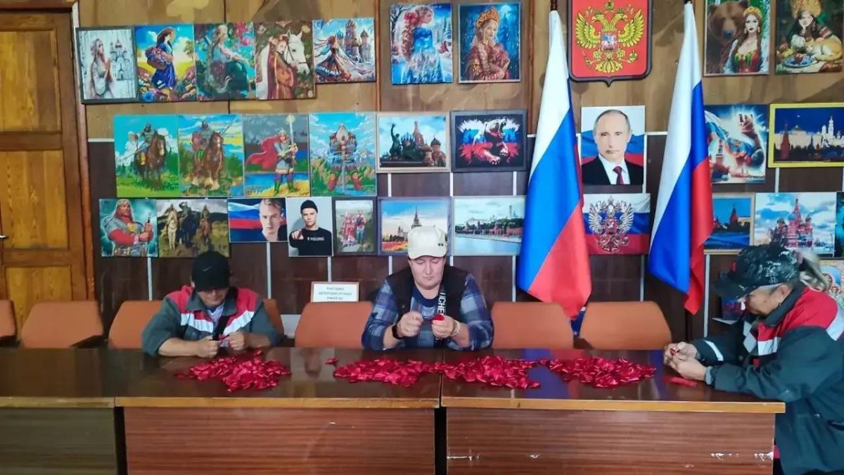 Арт-терапия в действии. 3, 5 и 9 октября в Камышеватском СДК прошли мастер-классы на базе клуба декоративно-прикладного искусства «Золотые ручки» по изготовлению цветов из атласной ленты Арт-терапия в действии. 3, 5 и 9 октября в Камышеватском СДК прошли мастер-классы на базе клуба декоративно-прикладного искусства «Золотые ручки» по изготовлению цветов из атласной ленты