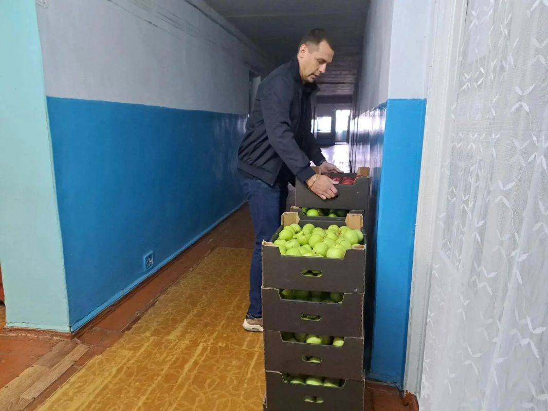 Депутаты Народного Совета ДНР доставили яблоки в социальные учреждения и ПВР Шахтерского округа Депутаты Народного Совета ДНР доставили яблоки в социальные учреждения и ПВР Шахтерского округа