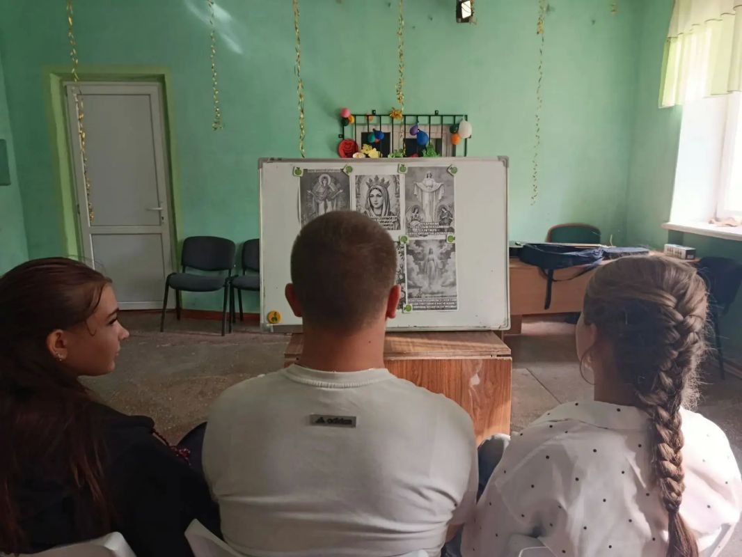 В честь праздника Покрова Пресвятой Богородицы участники вокального ансамбля «Калина красная» Валерьяновского центра инициатив приняли участие в праздничной литургии в храме В честь праздника Покрова Пресвятой Богородицы участники вокального ансамбля «Калина красная» Валерьяновского центра инициатив приняли участие в праздничной литургии в храме