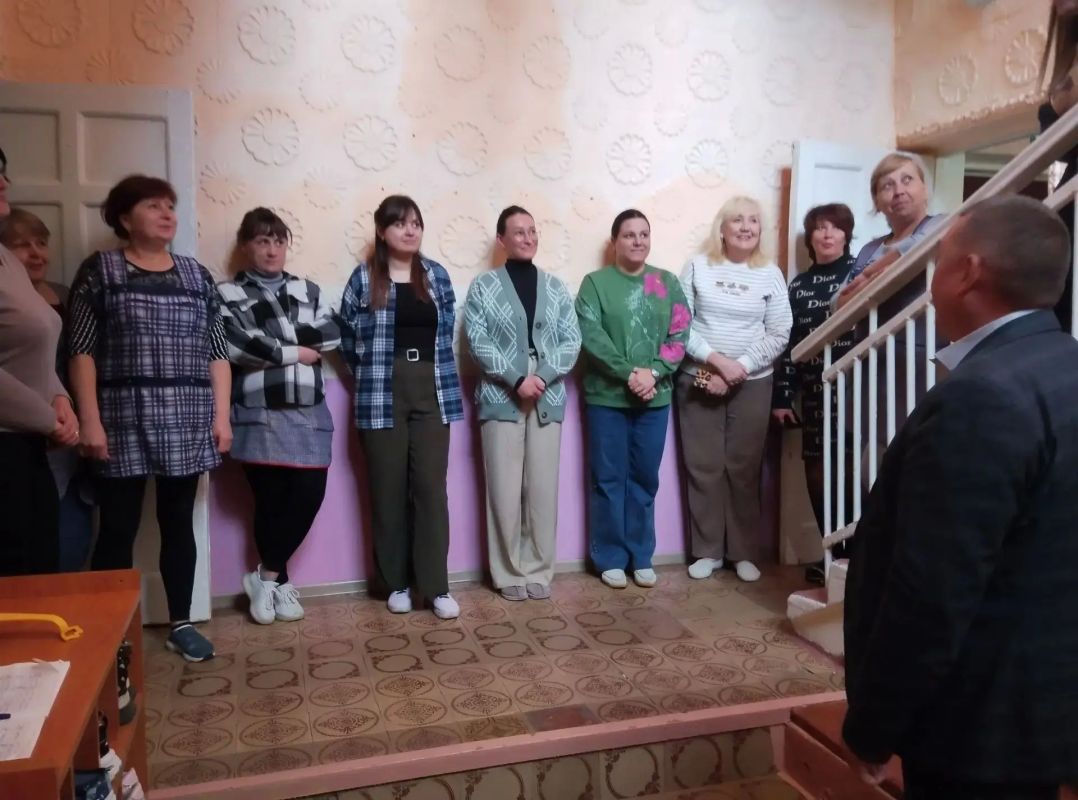 Сегодня, 14 октября в Червоногвардейском районе первый заместитель руководителя Управы Червоногвардейского внутригородского района Администрации городского округа Макеевка Антон Гринзовский провел встречу с трудовым...