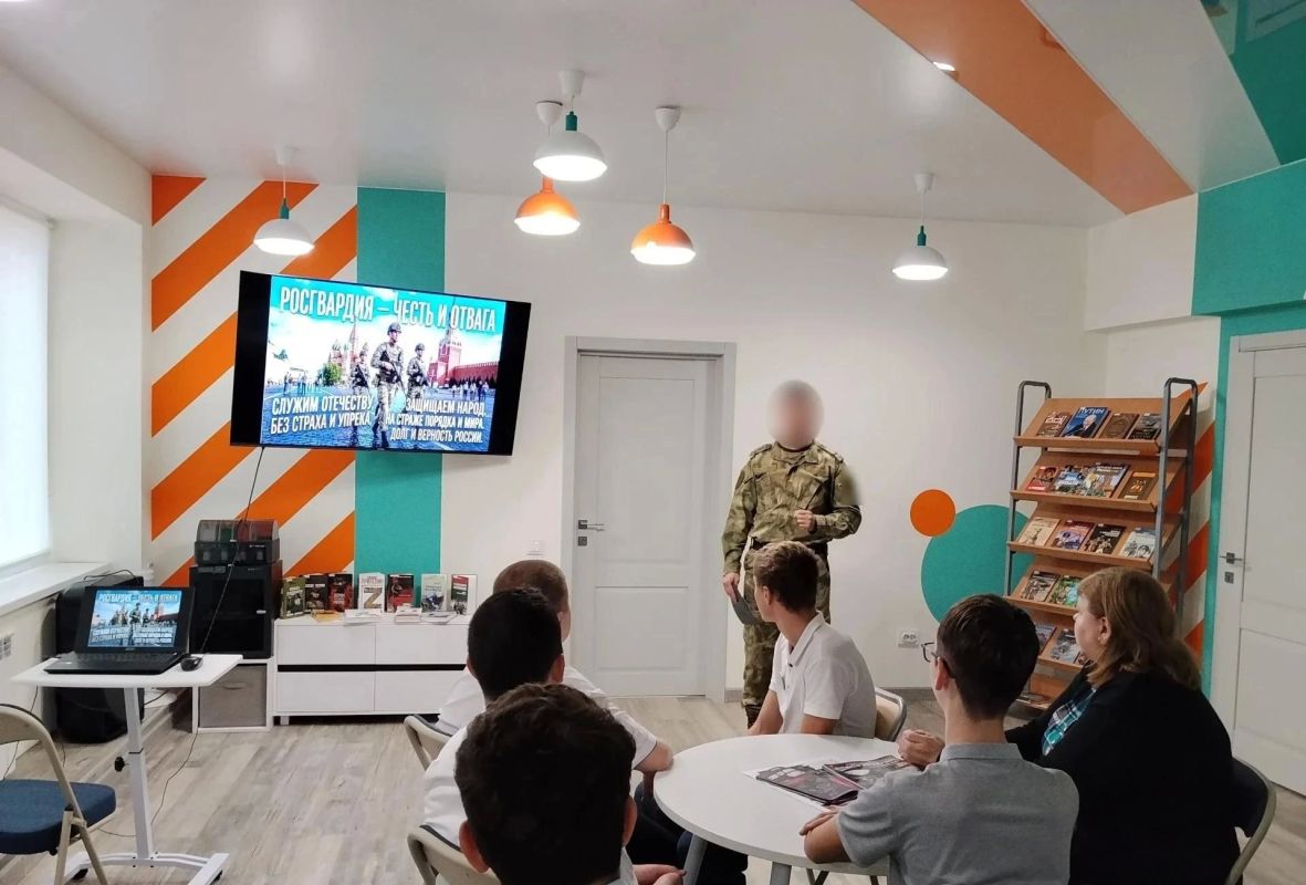 Росгвардейцы провели для мариупольских школьников урок мужества и профориентации Росгвардейцы провели для мариупольских школьников урок мужества и профориентации