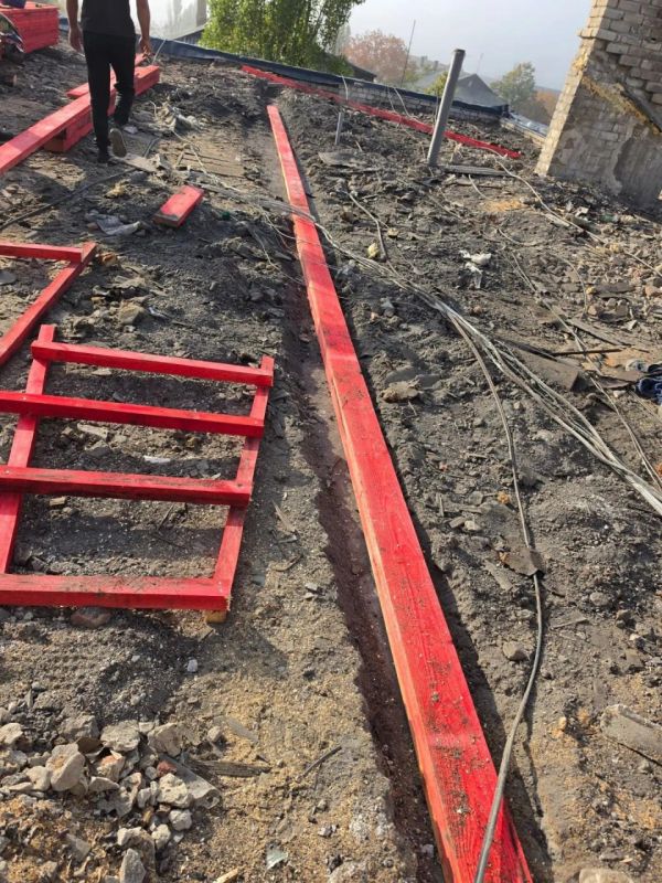 Владимирцы ремонтируют еще одну крышу в Кировском