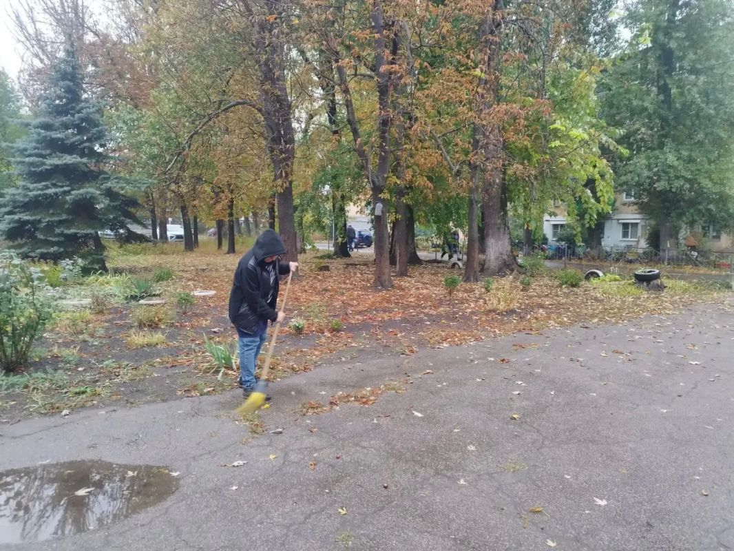 Сегодня, 15 октября, учреждения образования, расположенные на территории Кировского внутригородского района города Макеевки, приняли участия в акции «Чистый четверг» Сегодня, 15 октября, учреждения образования, расположенные на территории Кировского внутригородского района города Макеевки, приняли участия в акции «Чистый четверг»