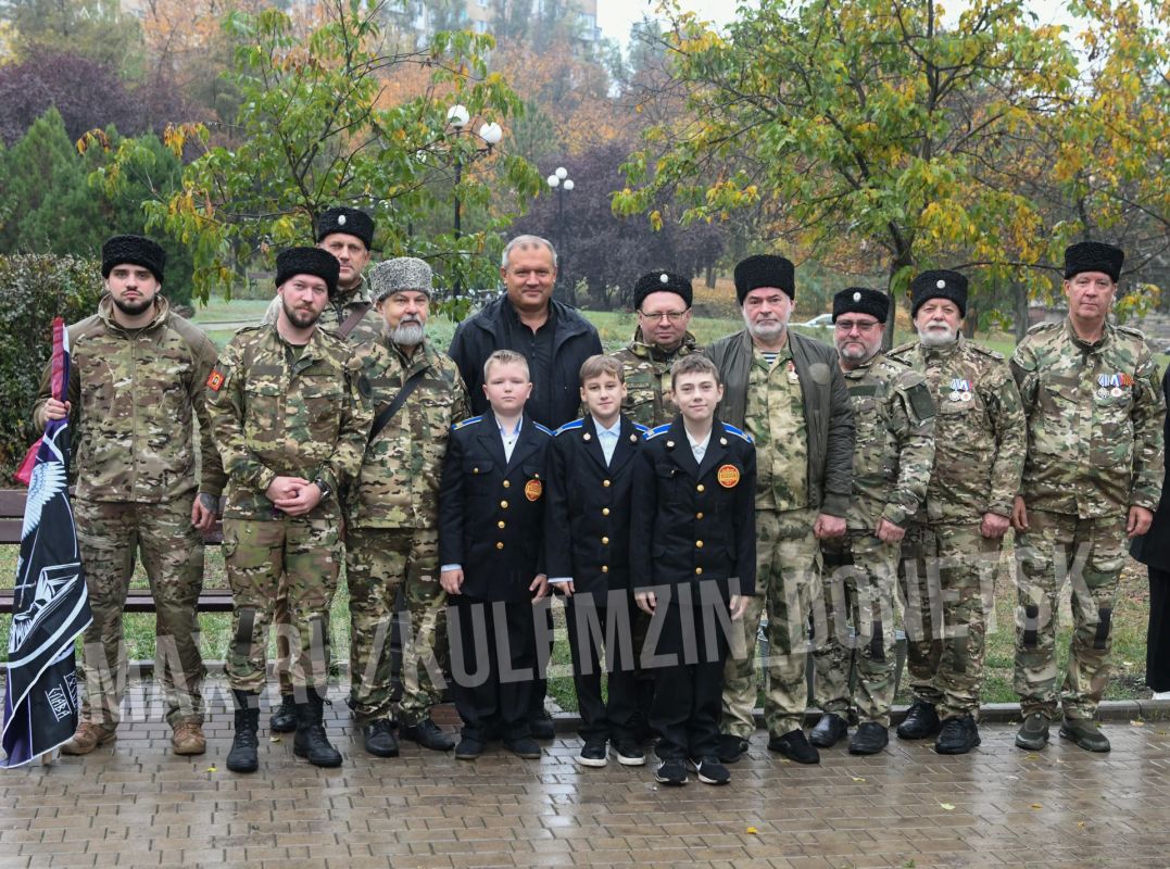 Алексей Кулемзин: Сегодня в рамках Года единства народов России вместе с представителями казачьих объединений заложили «Аллею казачьей Славы»: высадили саженцы рябины в Шеффилдском сквере на набережной реки Кальмиус Алексей Кулемзин: Сегодня в рамках Года единства народов России вместе с представителями казачьих объединений заложили «Аллею казачьей Славы»: высадили саженцы рябины в Шеффилдском сквере на набережной реки Кальмиус