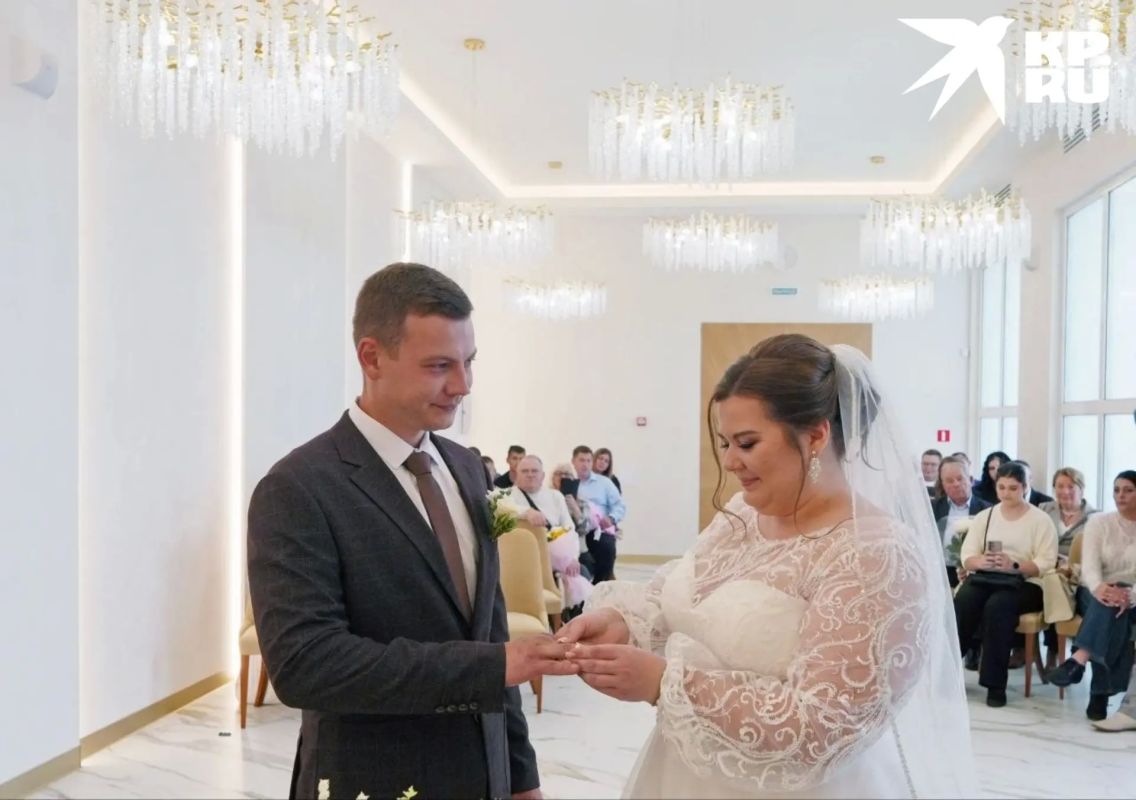 Свадебный бум: в Мариуполе ажиотаж на проведение торжественных церемоний в новом Центральном ЗАГСе Свадебный бум: в Мариуполе ажиотаж на проведение торжественных церемоний в новом Центральном ЗАГСе