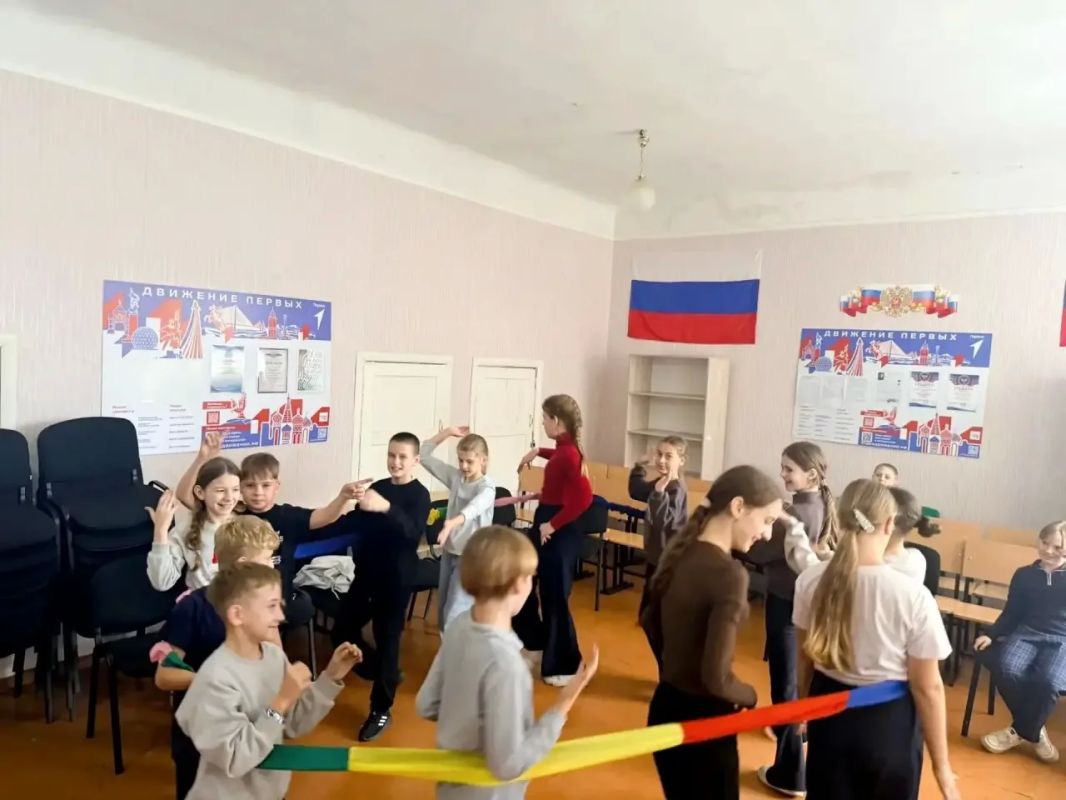 Сегодня, в ГБОУ «СШ № 10» прошла музыкально танцевальная программа для учащихся 5 класса - «Золотая осень» Сегодня, в ГБОУ «СШ № 10» прошла музыкально танцевальная программа для учащихся 5 класса - «Золотая осень»