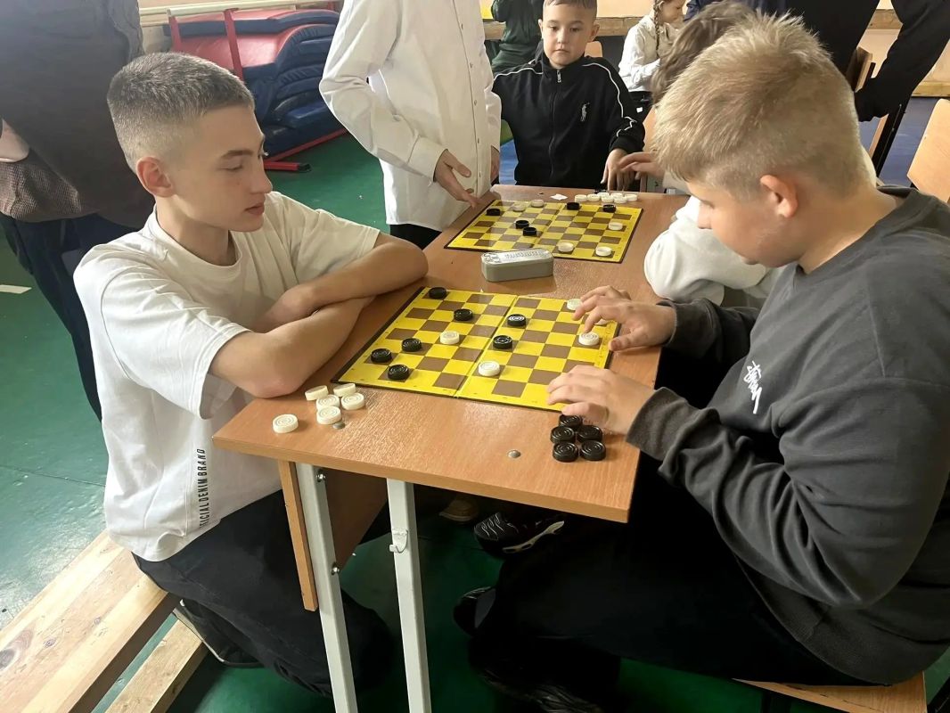 В Ждановке прошли соревнования по шашкам среди школьников В Ждановке прошли соревнования по шашкам среди школьников