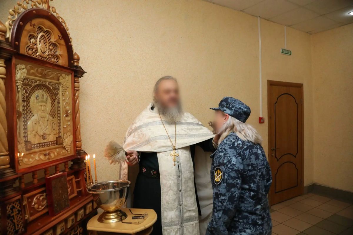 Сотрудники ГУФСИН России по ДНР приняли участие в богослужении Сотрудники ГУФСИН России по ДНР приняли участие в богослужении