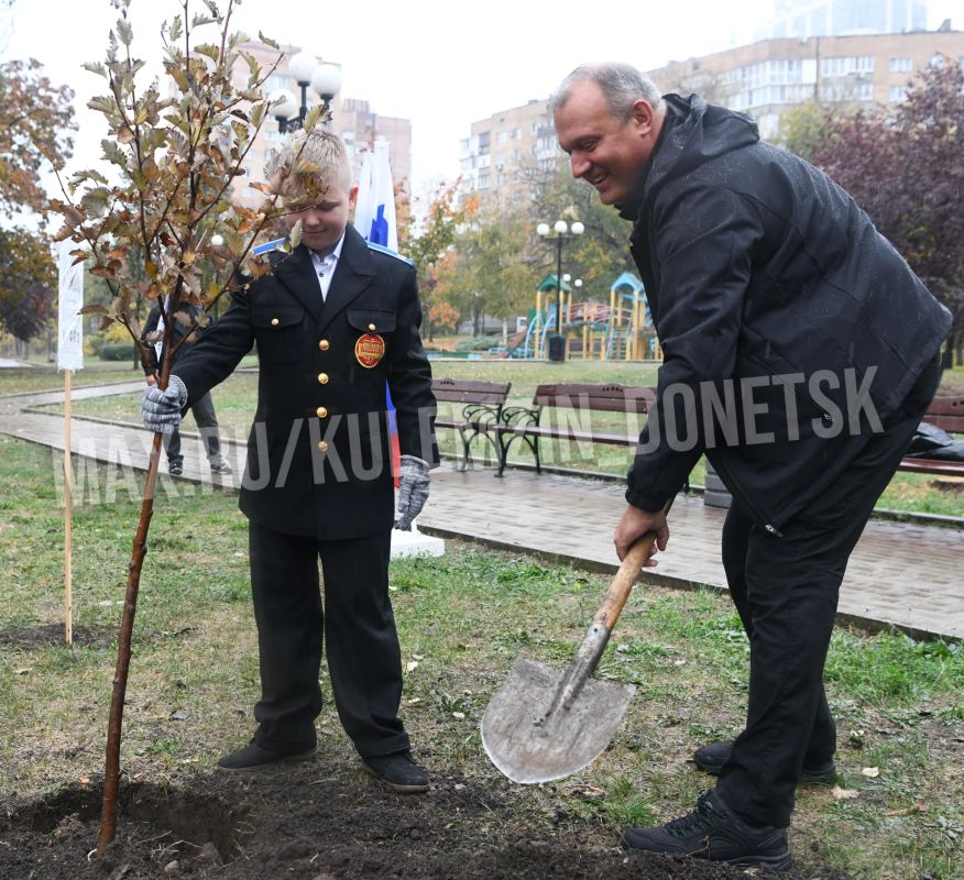 Алексей Кулемзин: Сегодня в рамках Года единства народов России вместе с представителями казачьих объединений заложили «Аллею казачьей Славы»: высадили саженцы рябины в Шеффилдском сквере на набережной реки Кальмиус Алексей Кулемзин: Сегодня в рамках Года единства народов России вместе с представителями казачьих объединений заложили «Аллею казачьей Славы»: высадили саженцы рябины в Шеффилдском сквере на набережной реки Кальмиус