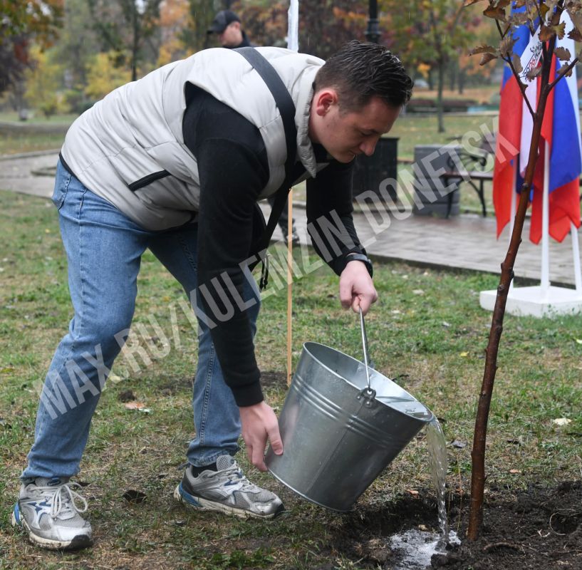 Алексей Кулемзин: Сегодня в рамках Года единства народов России вместе с представителями казачьих объединений заложили «Аллею казачьей Славы»: высадили саженцы рябины в Шеффилдском сквере на набережной реки Кальмиус Алексей Кулемзин: Сегодня в рамках Года единства народов России вместе с представителями казачьих объединений заложили «Аллею казачьей Славы»: высадили саженцы рябины в Шеффилдском сквере на набережной реки Кальмиус