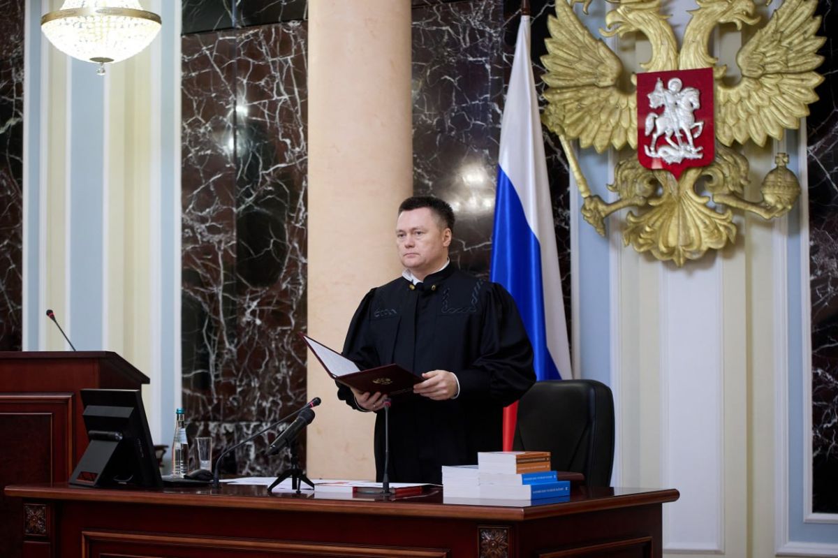 Вердикт присяжных не освобождает судью от обязанности разрешить правовые вопросы, указал Президиум ВС РФ в постановлении по надзорной жалобе жителя Ростовской области