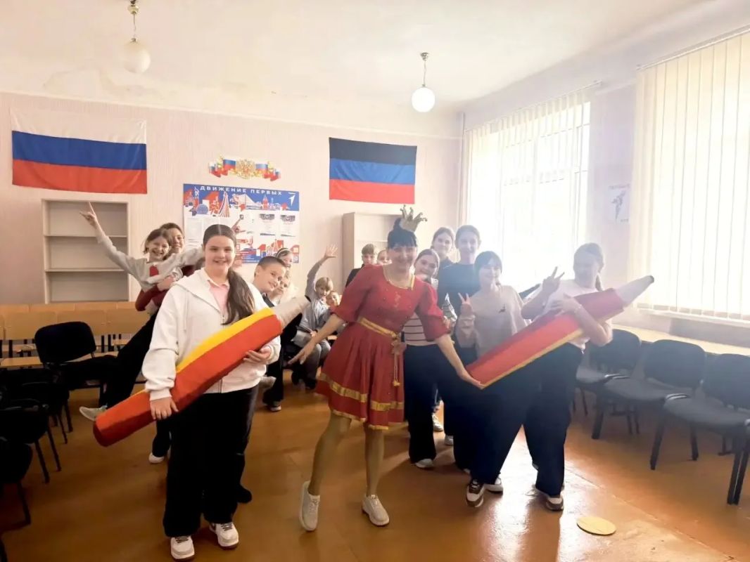 Сегодня, в ГБОУ «СШ № 10» прошла музыкально танцевальная программа для учащихся 5 класса - «Золотая осень» Сегодня, в ГБОУ «СШ № 10» прошла музыкально танцевальная программа для учащихся 5 класса - «Золотая осень»