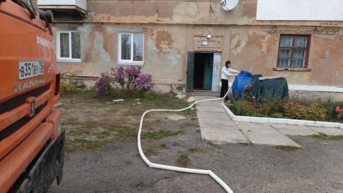 Вчера, 14 октября, в Кировском внутригородском районе при поддержке региона-шефа Московская область согласно поступившим заявкам произведен подвоз воды для жителей в жилом массиве «Путь Ильича» по ул. Матросова, ул. Фадеева...