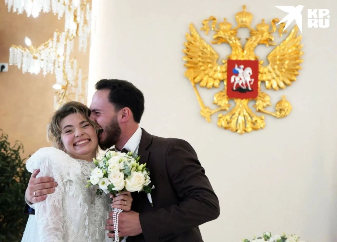 Свадебный бум: в Мариуполе ажиотаж на проведение торжественных церемоний в новом Центральном ЗАГСе Свадебный бум: в Мариуполе ажиотаж на проведение торжественных церемоний в новом Центральном ЗАГСе