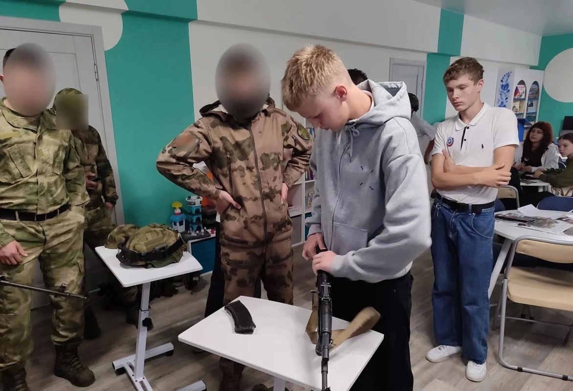 Росгвардейцы провели для мариупольских школьников урок мужества и профориентации Росгвардейцы провели для мариупольских школьников урок мужества и профориентации