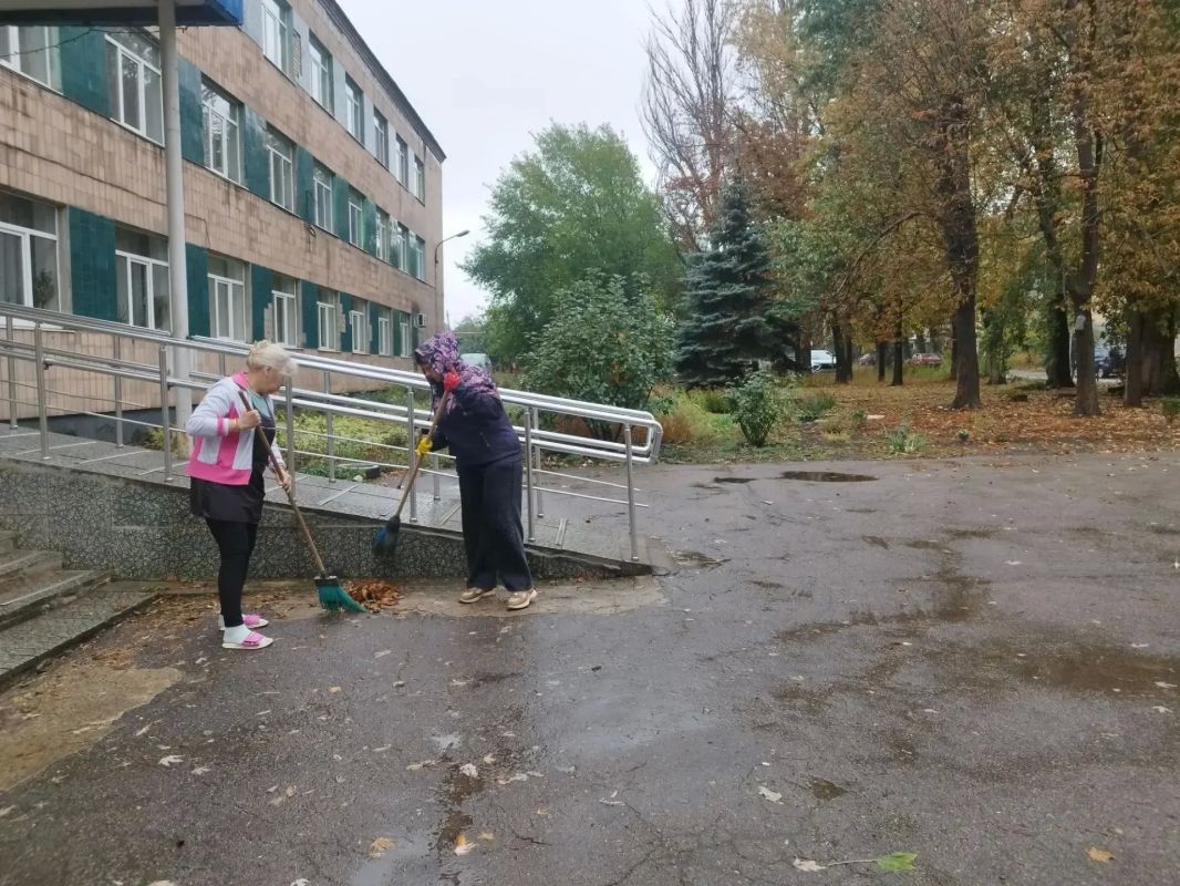 Сегодня, 15 октября, учреждения образования, расположенные на территории Кировского внутригородского района города Макеевки, приняли участия в акции «Чистый четверг» Сегодня, 15 октября, учреждения образования, расположенные на территории Кировского внутригородского района города Макеевки, приняли участия в акции «Чистый четверг»