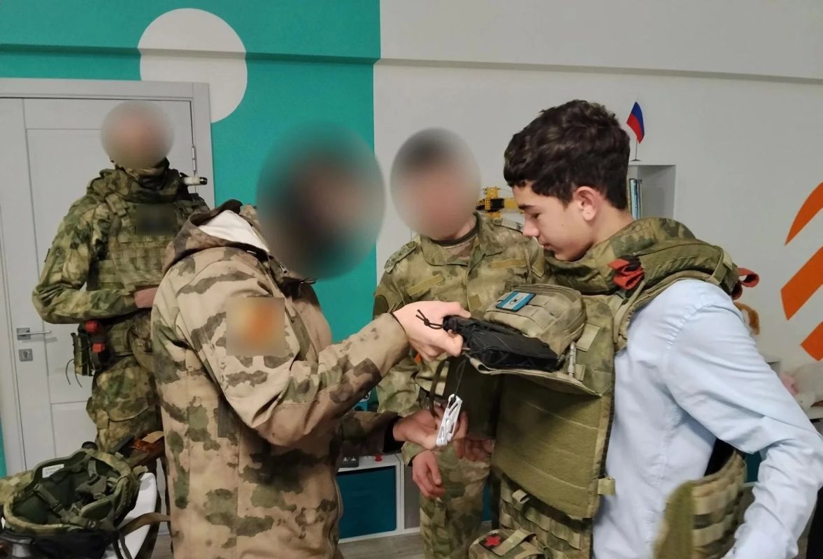 Росгвардейцы провели для мариупольских школьников урок мужества и профориентации Росгвардейцы провели для мариупольских школьников урок мужества и профориентации