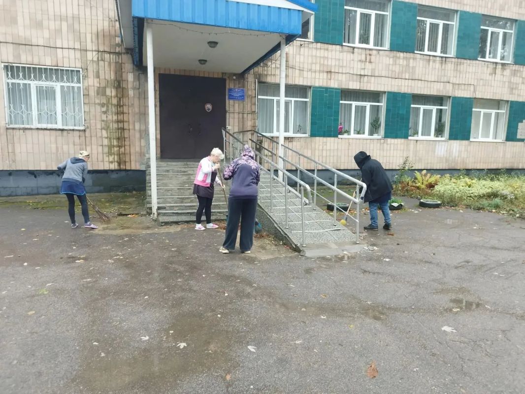 Сегодня, 15 октября, учреждения образования, расположенные на территории Кировского внутригородского района города Макеевки, приняли участия в акции «Чистый четверг»