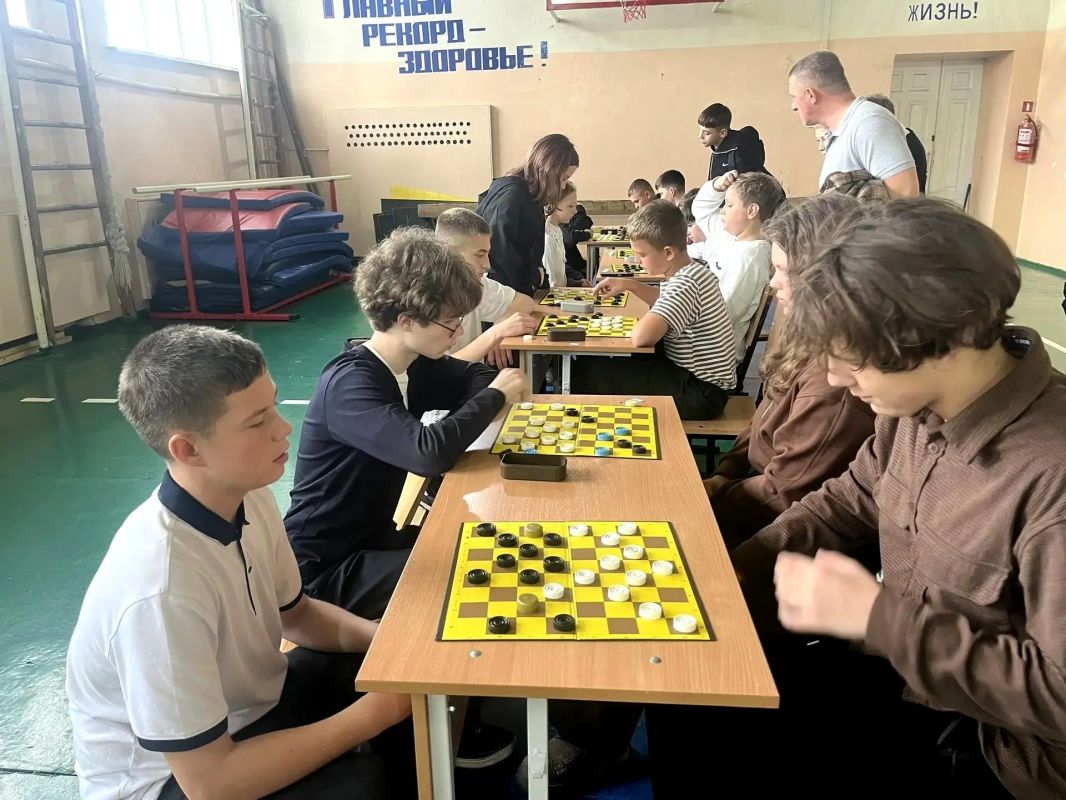 В Ждановке прошли соревнования по шашкам среди школьников В Ждановке прошли соревнования по шашкам среди школьников