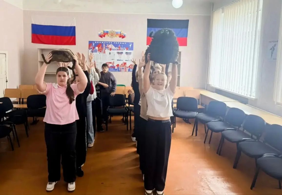 Сегодня, в ГБОУ «СШ № 10» прошла музыкально танцевальная программа для учащихся 5 класса - «Золотая осень» Сегодня, в ГБОУ «СШ № 10» прошла музыкально танцевальная программа для учащихся 5 класса - «Золотая осень»