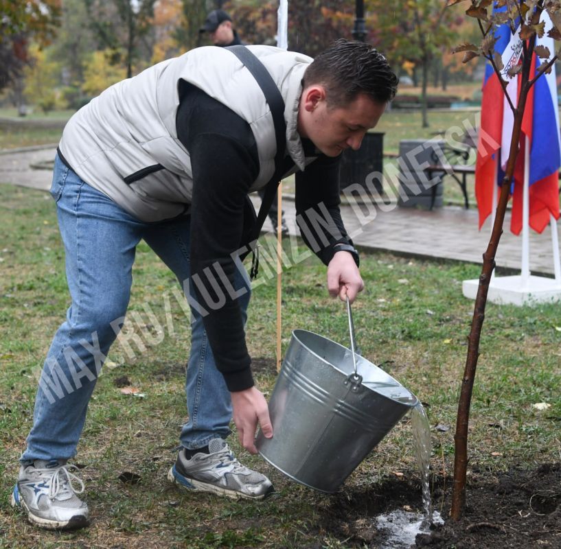 Алексей Кулемзин: Сегодня в рамках Года единства народов России вместе с представителями казачьих объединений заложили «Аллею казачьей Славы»: высадили саженцы рябины в Шеффилдском сквере на набережной реки Кальмиус Алексей Кулемзин: Сегодня в рамках Года единства народов России вместе с представителями казачьих объединений заложили «Аллею казачьей Славы»: высадили саженцы рябины в Шеффилдском сквере на набережной реки Кальмиус