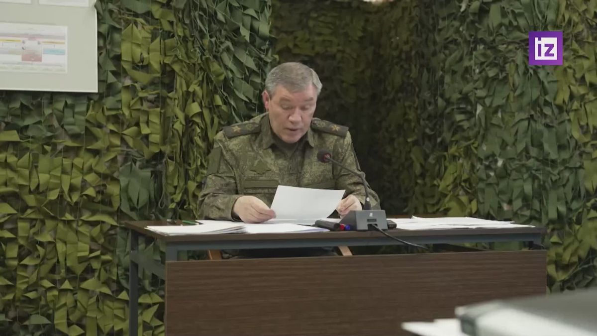 В ответ на удары киевского режима ВС РФ продолжают наносить удары по ключевым объектам украинского ВПК, сообщил начальник Генштаба РФ Валерий Герасимов