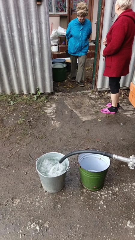 В Кировском внутригородском районе при поддержке региона-шефа Московская область продолжается подвоз воды для жителей домов, в которые в установленный графиком день не поступила вода