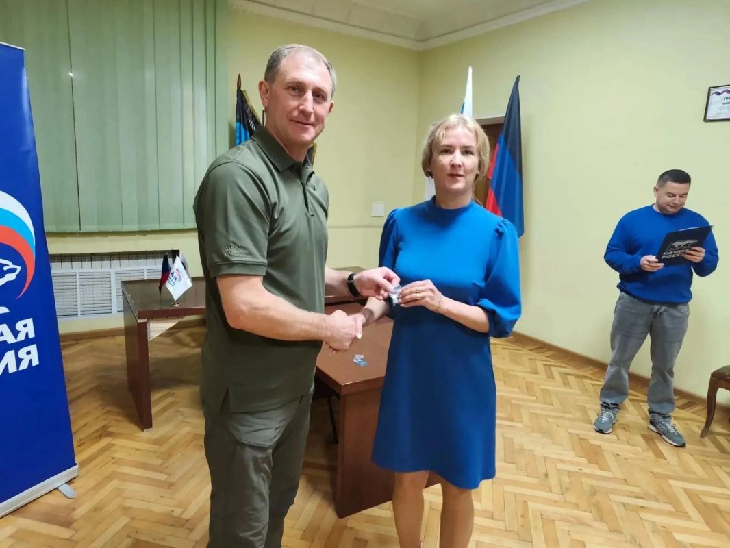Александр Шатов: В Шахтерске новые члены «Единой России» получили партийные билеты Александр Шатов: В Шахтерске новые члены «Единой России» получили партийные билеты