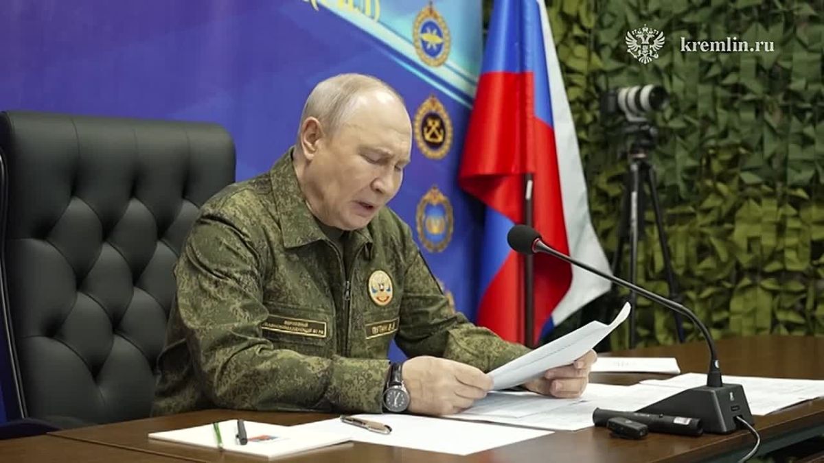 Верховный Главнокомандующий посетил вспомогательный пункт управления Объединённой группировки войск, где провёл совещание с командным составом