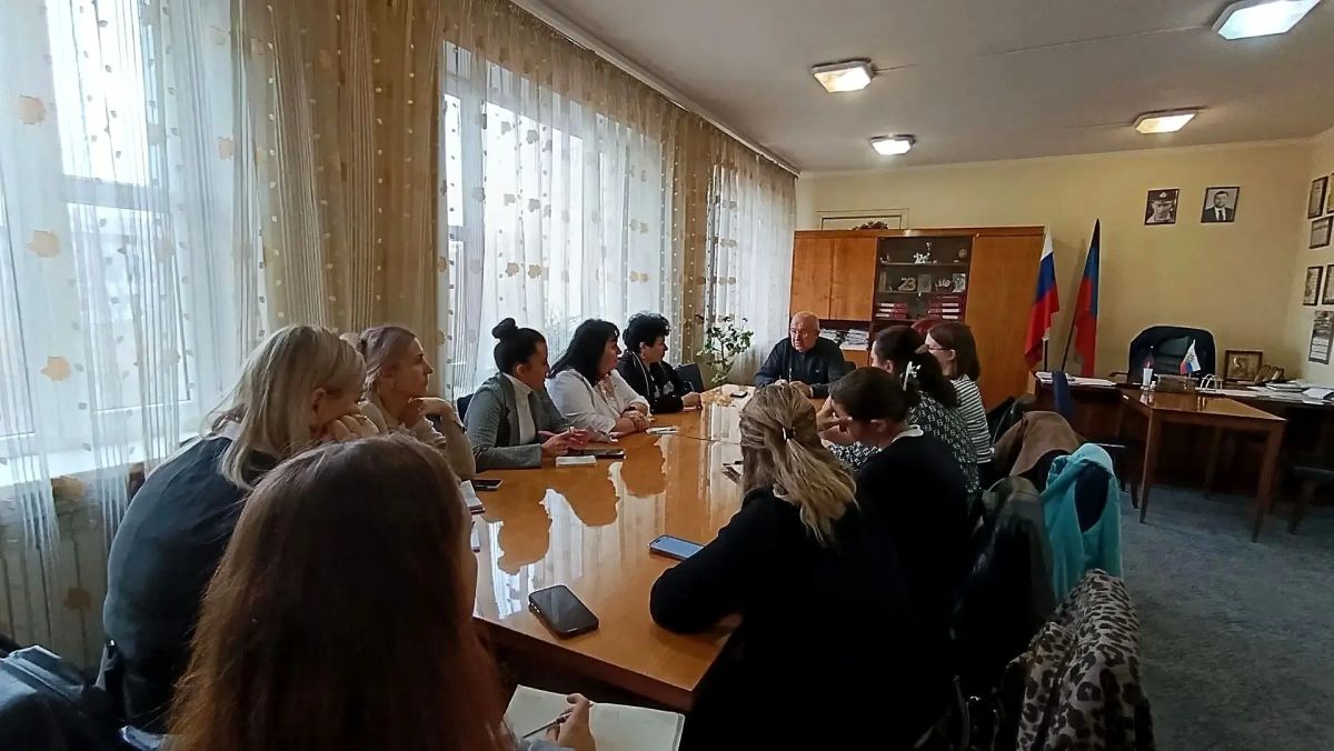 Наталья Бегуненко: Первый заместитель руководителя Управы Петровского внутригородского района Администрации городского округа Донецк Юрий Иванович Плахутин провёл рабочее совещание с советниками директоров... Наталья Бегуненко: Первый заместитель руководителя Управы Петровского внутригородского района Администрации городского округа Донецк Юрий Иванович Плахутин провёл рабочее совещание с советниками директоров...