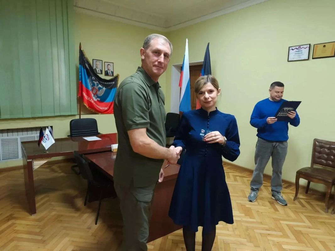 Александр Шатов: В Шахтерске новые члены «Единой России» получили партийные билеты Александр Шатов: В Шахтерске новые члены «Единой России» получили партийные билеты