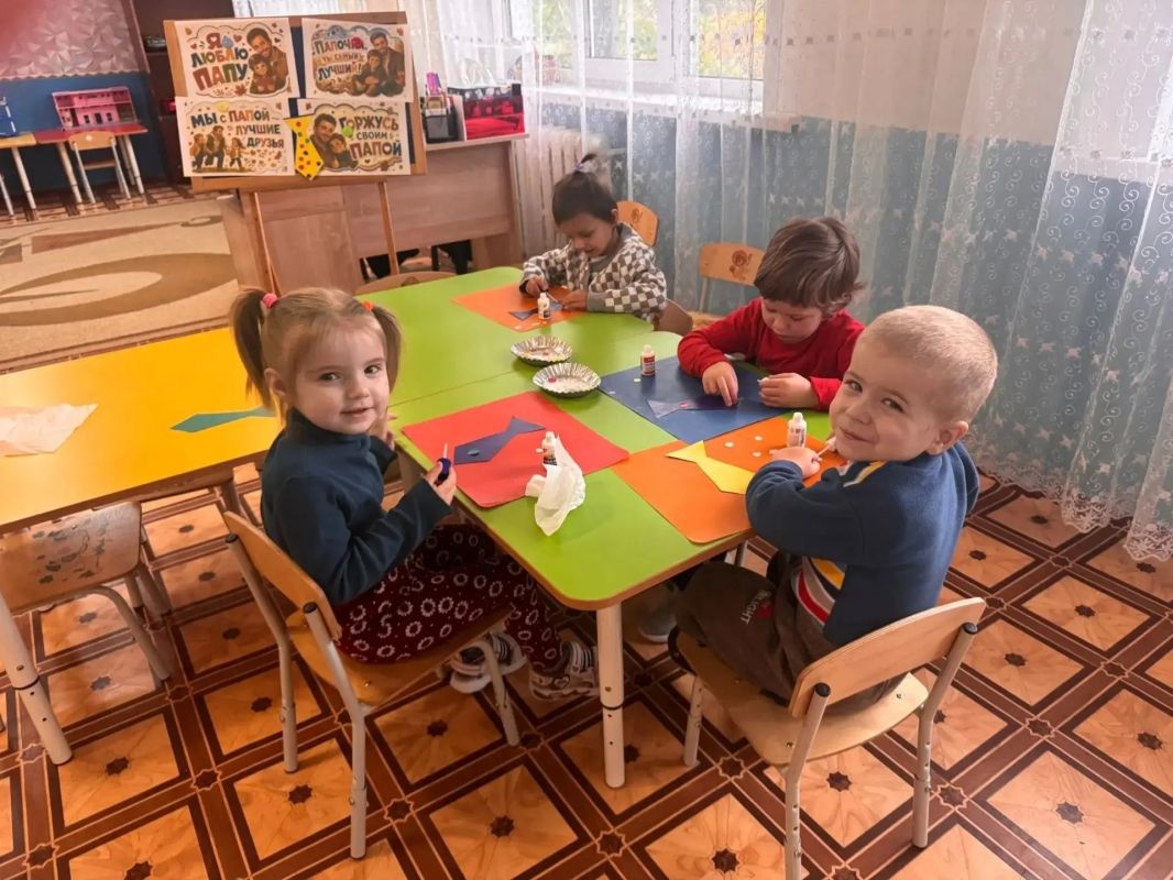 Малыши Ждановки подготовили подарки для своих пап Малыши Ждановки подготовили подарки для своих пап