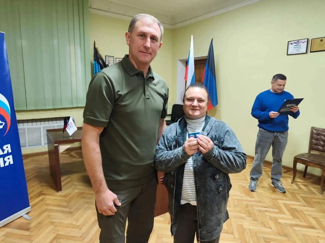 Александр Шатов: В Шахтерске новые члены «Единой России» получили партийные билеты Александр Шатов: В Шахтерске новые члены «Единой России» получили партийные билеты