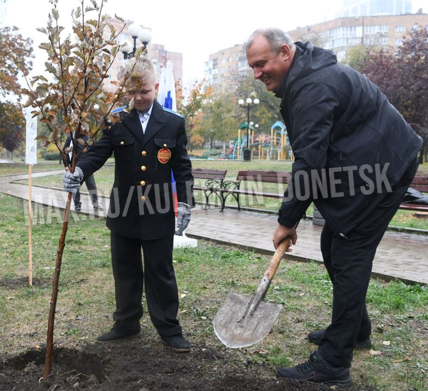 Алексей Кулемзин: Сегодня в рамках Года единства народов России вместе с представителями казачьих объединений заложили «Аллею казачьей Славы»: высадили саженцы рябины в Шеффилдском сквере на набережной реки Кальмиус Алексей Кулемзин: Сегодня в рамках Года единства народов России вместе с представителями казачьих объединений заложили «Аллею казачьей Славы»: высадили саженцы рябины в Шеффилдском сквере на набережной реки Кальмиус