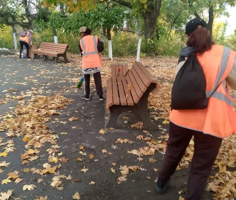 Коммунальщики Снежного продолжают благоустраивать территории общего пользования Коммунальщики Снежного продолжают благоустраивать территории общего пользования