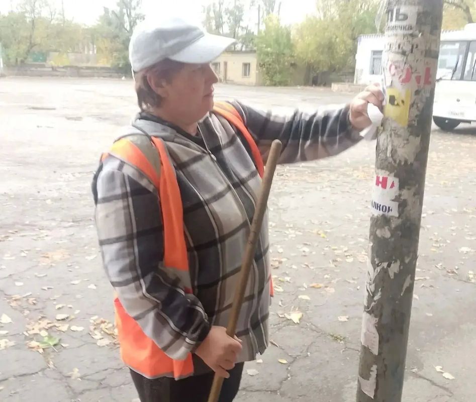 Коммунальщики Снежного продолжают благоустраивать территории общего пользования Коммунальщики Снежного продолжают благоустраивать территории общего пользования