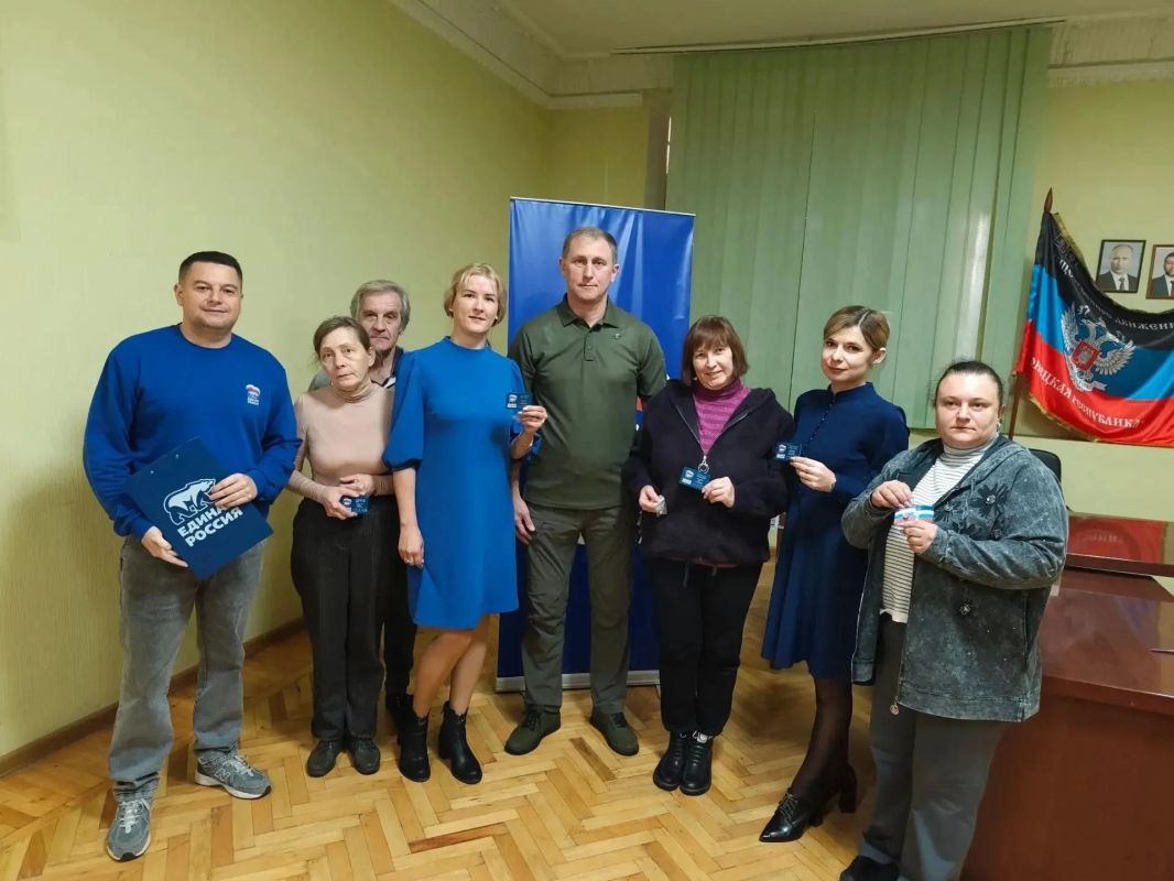 Александр Шатов: В Шахтерске новые члены «Единой России» получили партийные билеты