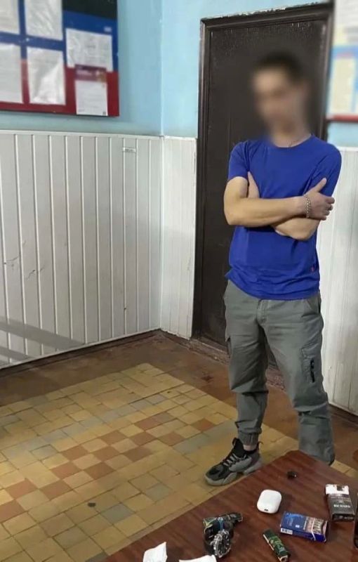 Полицейские задержали жителя Докучаевска за хранение наркотика
