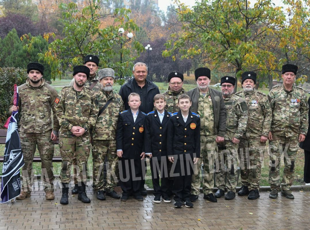Алексей Кулемзин: Сегодня в рамках Года единства народов России вместе с представителями казачьих объединений заложили «Аллею казачьей Славы»: высадили саженцы рябины в Шеффилдском сквере на набережной реки Кальмиус Алексей Кулемзин: Сегодня в рамках Года единства народов России вместе с представителями казачьих объединений заложили «Аллею казачьей Славы»: высадили саженцы рябины в Шеффилдском сквере на набережной реки Кальмиус